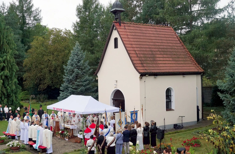 Kapliczka jest wierną kopią prasanktuarium w Schönstatt. 