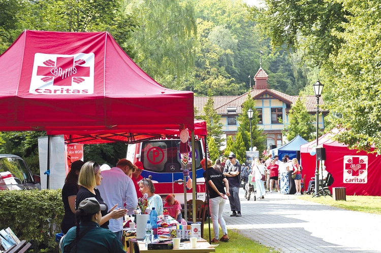 „Otwarci na świat” to nie tylko rodzinny festyn. To społeczny manifest, pokazujący, że  hospicjum nie jest przechowalnią dla „niepotrzebnych”.