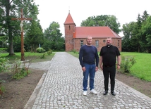 Ks. Zenon Czekała i Bogusław Michalski przed kościołem w Boleszewie. 