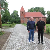 Ks. Zenon Czekała i Bogusław Michalski przed kościołem w Boleszewie. 
