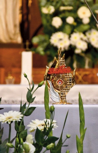 Relikwie bł. Jerzego Popiełuszki w parafii Matki Bożej Pocieszenia w Żyrardowie stanęły obok obrazu Matki Bożej w kaplicy bocznej. 