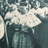 Bp Stanisław Adamski w dniu ingresu do katedry Świętych Apostołów Piotra i Pawła w 1930 roku.