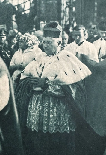 Bp Stanisław Adamski w dniu ingresu do katedry Świętych Apostołów Piotra i Pawła w 1930 roku.