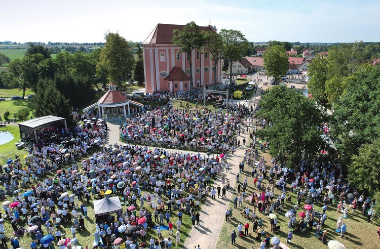 Uroczystości skrzatuskie co roku gromadzą sporą liczbę uczestników.