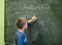 Obecna sytuacja krzywdzi dzieci, ponieważ w polskiej szkole nie ma – oprócz katechezy – przedmiotu, który uczyłby chrześcijańskiej moralności.