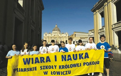 Uczniowie i kadra za wstawiennictwem nowych świętych prosili o łaski dla społeczności szkolnej.