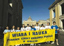 Uczniowie i kadra za wstawiennictwem nowych świętych prosili o łaski dla społeczności szkolnej.