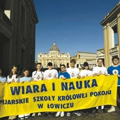 Uczniowie i kadra za wstawiennictwem nowych świętych prosili o łaski dla społeczności szkolnej.