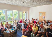 26 sierpnia „Kawa u proboszcza” przyciągnęła tak wiele osób, że trzeba było donieść ławki.