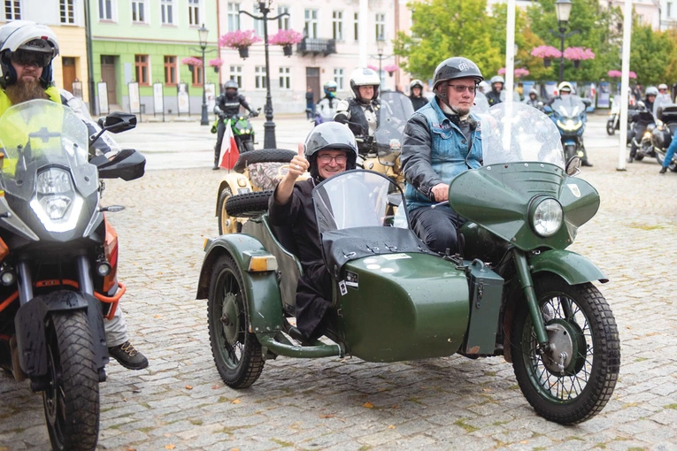 Tego dnia nawet biskup płocki nie odmówił sobie przejazdu w motocyklowym korowodzie.