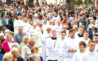  Wieczorna Eucharystia zgromadziła rzesze pielgrzymów i mieszkańców okolicznych parafii.