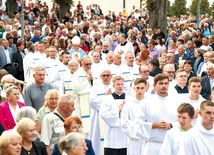  Wieczorna Eucharystia zgromadziła rzesze pielgrzymów i mieszkańców okolicznych parafii.