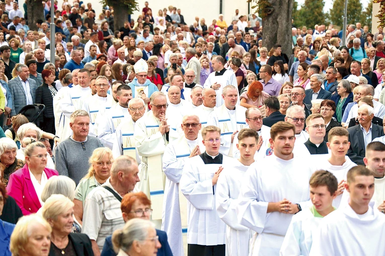  Wieczorna Eucharystia zgromadziła rzesze pielgrzymów i mieszkańców okolicznych parafii.
