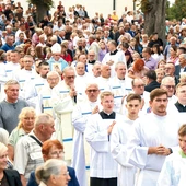  Wieczorna Eucharystia zgromadziła rzesze pielgrzymów i mieszkańców okolicznych parafii.