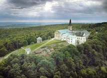 Sanktuarium Relikwii Krzyża Świętego mieści się na szczycie Łysej Góry w Górach Świętokrzyskich. 