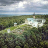 Sanktuarium Relikwii Krzyża Świętego mieści się na szczycie Łysej Góry w Górach Świętokrzyskich. 