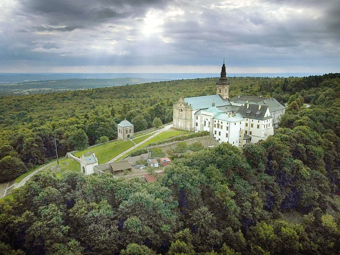 Sanktuarium Relikwii Krzyża Świętego mieści się na szczycie Łysej Góry w Górach Świętokrzyskich. 