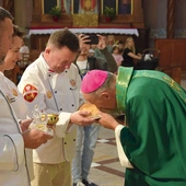 Biskup Solarczyk całuje chleb w radomskiej katedrze.