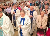 – Jesteśmy w świątyni jubileuszowej, wierzymy,  że poprzez łaskę odpustu  Pan Bóg wspiera wszelkie nasze starania – mówił biskup radomski.