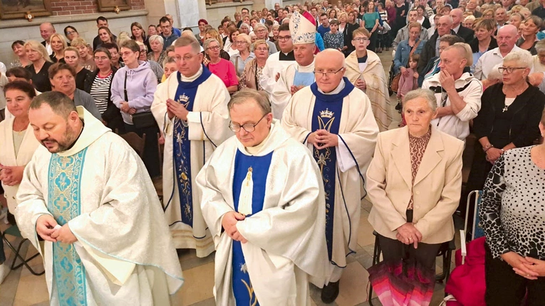 – Jesteśmy w świątyni jubileuszowej, wierzymy,  że poprzez łaskę odpustu  Pan Bóg wspiera wszelkie nasze starania – mówił biskup radomski.