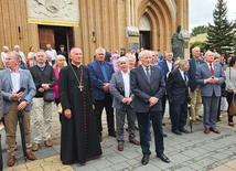 Spotkanie przed katedrą,  gdzie znajduje się krzyż Solidarności. 