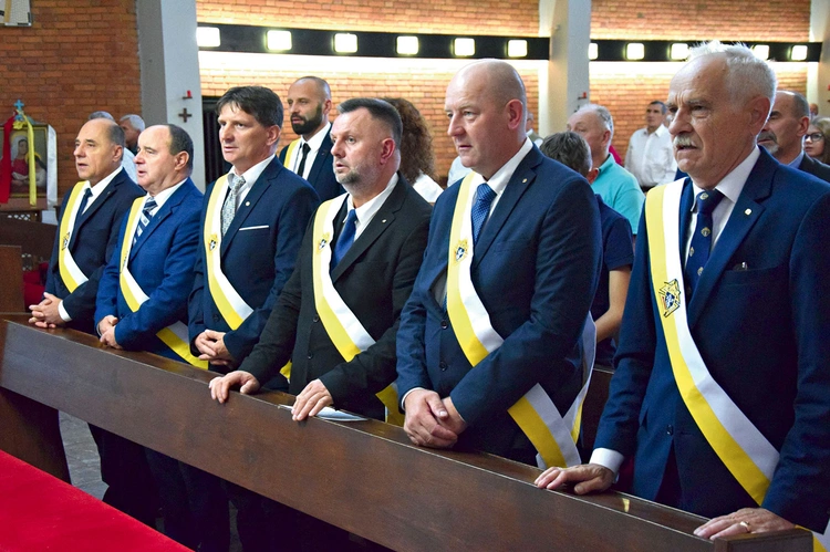 Rycerze Kolumba w czasie modlitwy w kościele  w Pelagowie.