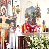 Wspólnej Eucharystii przewodniczył biskup tarnowski Andrzej Jeż. On także poświęcił ikonę krzyża Krucjaty Wyzwolenia Człowieka, która będzie peregrynować w czasie rekolekcji i przypominać o służbie drugim, modlitwie i poście za siebie i innych.