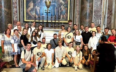 Uczestnicy przy grobie św. Jana Pawła II. 