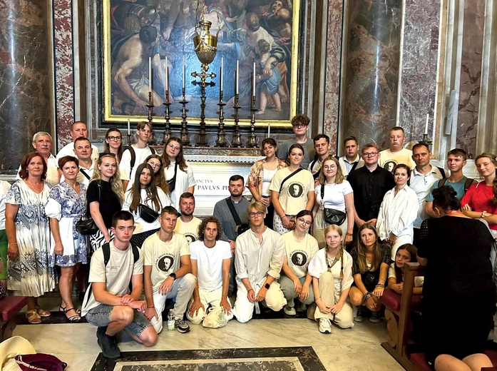 Uczestnicy przy grobie św. Jana Pawła II. 