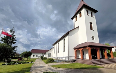 Świątynię zaprojektował Zbigniew Grzesiak z Mińska Mazowieckiego. 