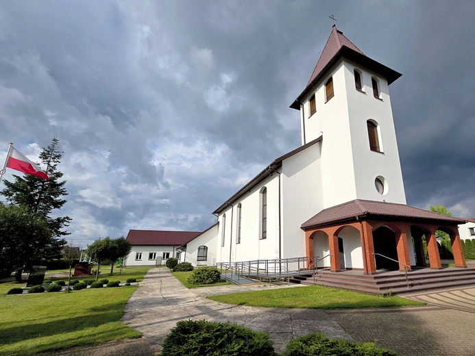 Świątynię zaprojektował Zbigniew Grzesiak z Mińska Mazowieckiego. 