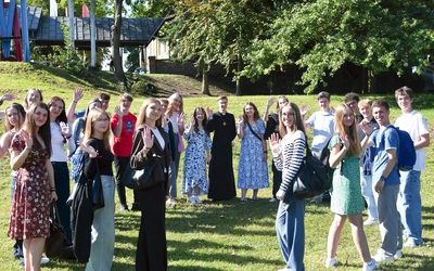 Nazwa Ruch Światło–Życie odnosi się  do greckich słów „fos” (światło) i „zoe” (życie),  które symbolizują nierozłączność światła wiary  i życia z wiary  w ruchu oazowym.  W sanktuarium Matki Bożej Cierpliwie Słuchającej  7 września  odbyła się  51. Diecezjalna Pielgrzymka Ruchu  Światło–Życie.  To czas modlitwy i jeszcze jednego spotkania  we wspólnotach wakacyjnych.