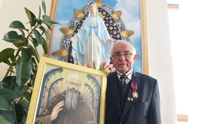  Matka Boża i o. Kolbe towarzyszą panu Janowi w codziennej wędrówce   przez życie.