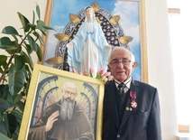  Matka Boża i o. Kolbe towarzyszą panu Janowi w codziennej wędrówce   przez życie.