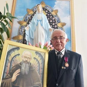  Matka Boża i o. Kolbe towarzyszą panu Janowi w codziennej wędrówce   przez życie.