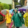  Idą bez względu na pogodę, bo ważna jest intencja.