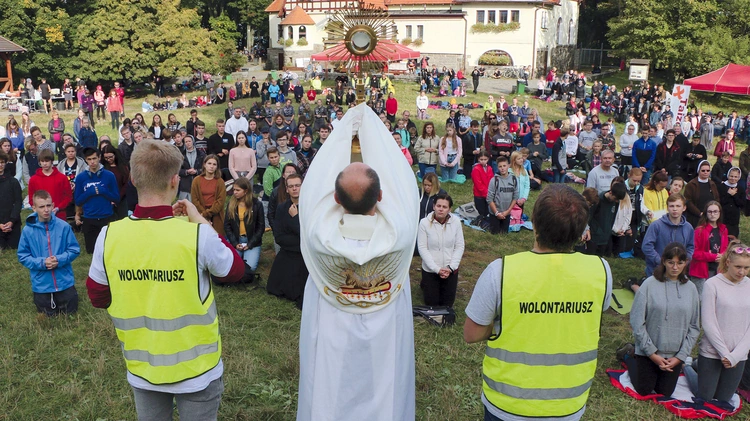 Coroczne zloty nastoletnich katolików to świadectwo wiary.