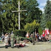W elbląskich uroczystościach udział wzięli przedstawiciele władz, służb mundurowych i młodzież. 