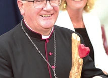 Liczni dobrodzieje ośrodka, w tym abp Józef Górzyński, otrzymali pamiątkowe statuetki.