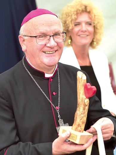 Liczni dobrodzieje ośrodka, w tym abp Józef Górzyński, otrzymali pamiątkowe statuetki.