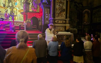 Ks. Emil Dudek w czasie indywidualnego błogosławieństwa na koniec nabożeństwa.