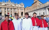 Pojechali na kanonizację do Rzymu. Ubrali się w ministranckie stroje i zauważył ich papież