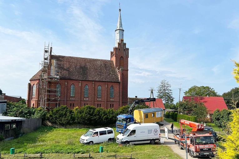 Odnawiają ściany, nawę i wieżę 