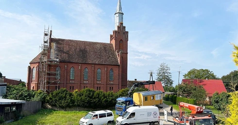 Odnawiają ściany, nawę i wieżę 
