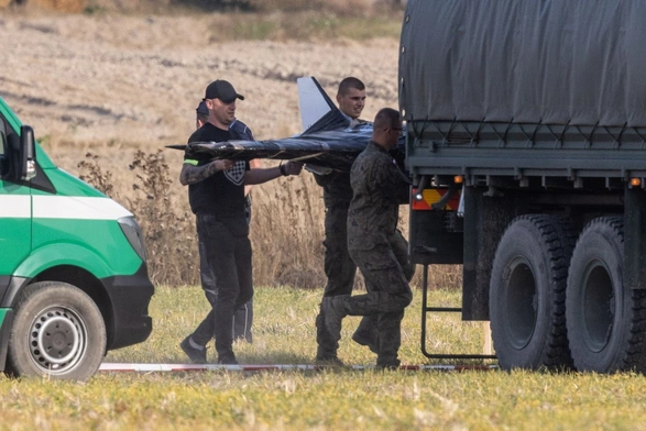 Żołnierze WOT łądują na ciężarówkę szczątki rosyjskiego drona