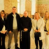 Prowincjał wraz z zaproszonymi gośćmi w czasie dziękczynnego spotkania.
