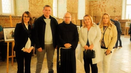 Prowincjał wraz z zaproszonymi gośćmi w czasie dziękczynnego spotkania.