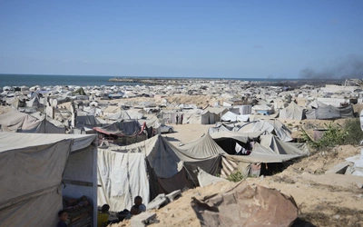 Wysiedlone rodziny palestyńskie przebywają w obozie dla uchodźców w mieście Gaza, w pobliżu nadmorskiej drogi