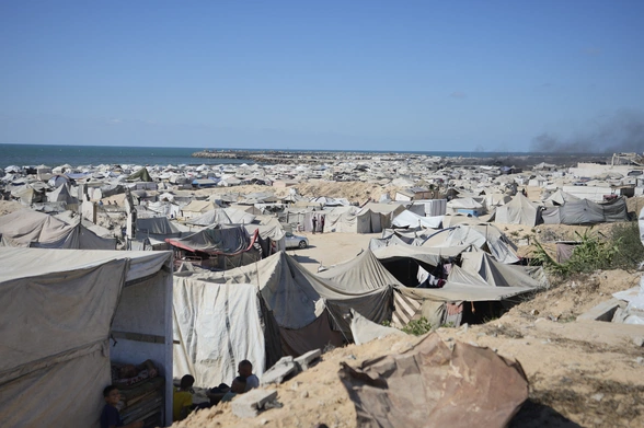Wysiedlone rodziny palestyńskie przebywają w obozie dla uchodźców w mieście Gaza, w pobliżu nadmorskiej drogi