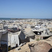 Wysiedlone rodziny palestyńskie przebywają w obozie dla uchodźców w mieście Gaza, w pobliżu nadmorskiej drogi